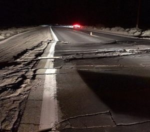 Сдвиг полотна дороги 5 июля 2019 года в месте, где прошёл разлом Сан-Андреас
